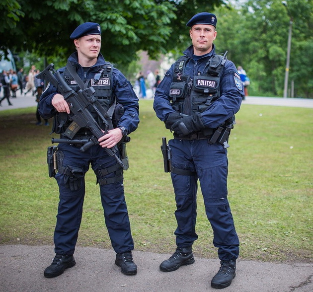 beli-zdolnishta-vo-fidzi-kakvi-uniformi-nosat-policajcite-niz-svetot-foto-21.jpg