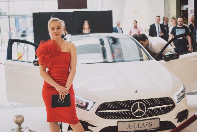 ekskluzivno-viktorija-loba-zboruva-so-avtomobil-so-novata-mercedes-benz-a-klasa-01.jpg
