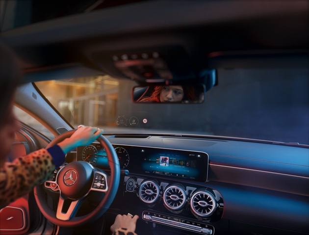 ekskluzivno-viktorija-loba-zboruva-so-avtomobil-so-novata-mercedes-benz-a-klasa-02.jpg
