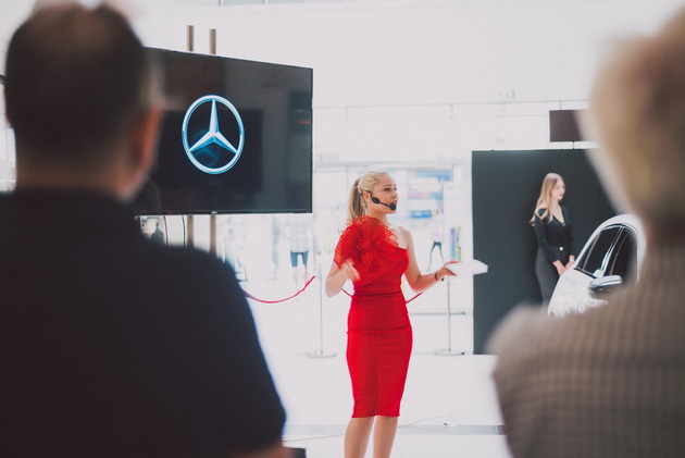 ekskluzivno-viktorija-loba-zboruva-so-avtomobil-so-novata-mercedes-benz-a-klasa-06.jpg