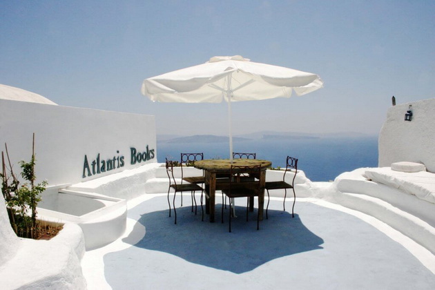 atlantis-books-knizarnica-na-santorini-shto-go-osvojuva-sekoj-citatel-2-11.jpg