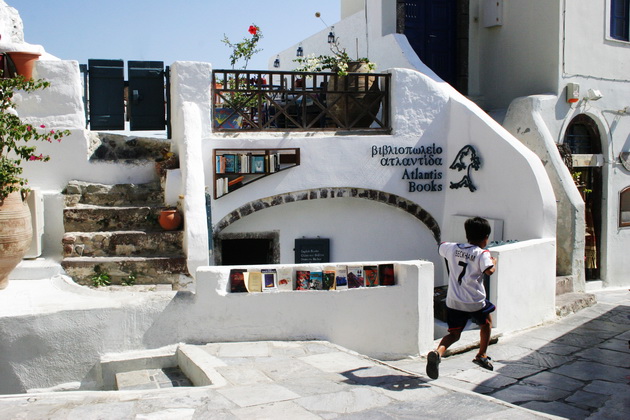 atlantis-books-knizarnica-na-santorini-shto-go-osvojuva-sekoj-citatel-2-2.jpg