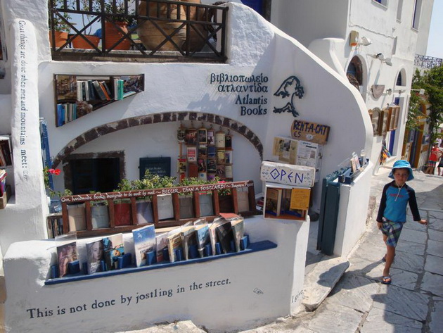 atlantis-books-knizarnica-na-santorini-shto-go-osvojuva-sekoj-citatel-2-7.jpg