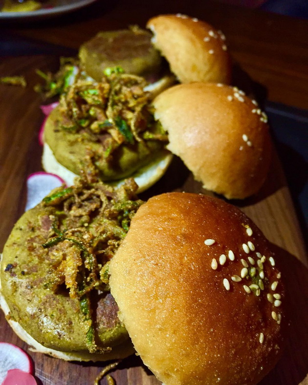 kako-izgledaat-burgerite-vo-razlichni-zemji-niz-svetot-04.jpg