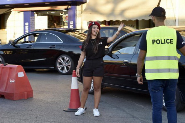 poradi-bizarna-prichina-policajkite-vo-liban-kje-nosat-shorcevi-04.jpg