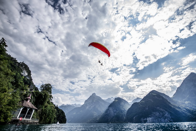 kolturi-izvede-egzibiciski-skok-od-paraglajder-vo-ezeroto-lucern-1.jpg