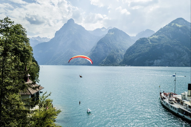 kolturi-izvede-egzibiciski-skok-od-paraglajder-vo-ezeroto-lucern-2.jpg