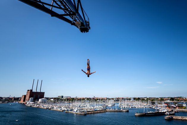 namesto-od-karpi-vo-pristanishteto-na-kopenhagen-se-skokashe-od-kran-za-jaglen-01.jpg