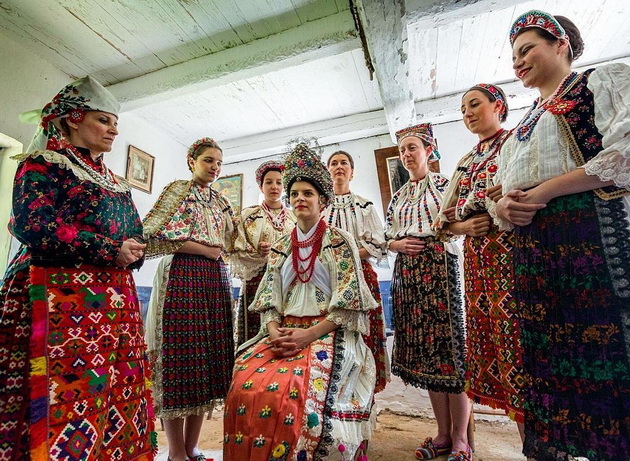 15-tradicionalni-svadbeni-fustani-od-razni-zemji-i-makedonija-ima-bogatstvo-06.jpg
