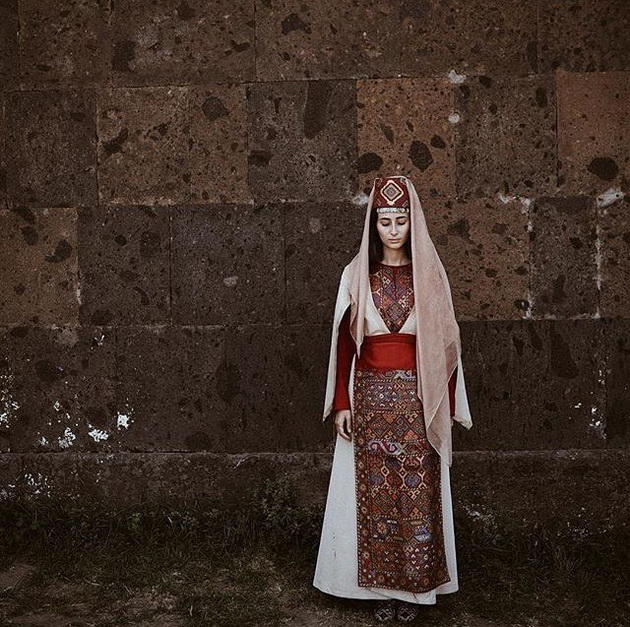 15-tradicionalni-svadbeni-fustani-od-razni-zemji-i-makedonija-ima-bogatstvo-11.jpg