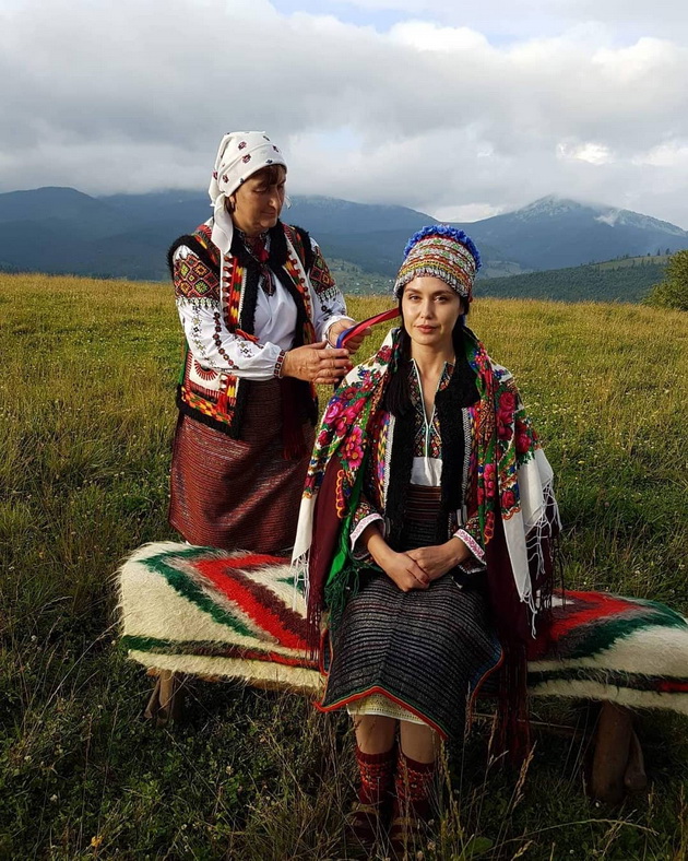 15-tradicionalni-svadbeni-fustani-od-razni-zemji-i-makedonija-ima-bogatstvo-16.jpg