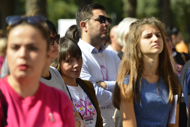 borka-i-avon-vchera-ispratija-poraka-rakot-na-dojka-ne-e-rozov-no-ovoj-den-nie-go-boime-vo-rozovo-za-da-pokazheme-deka-nema-da-mu-se-predademe-04.JPG