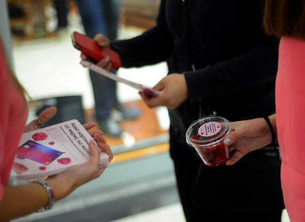 esen-so-vkus-na-malina-shopping-so-mirisna-karticka-eurostandard-banka-vo-poseta-na-skopskite-trgovski-centri-04.jpg