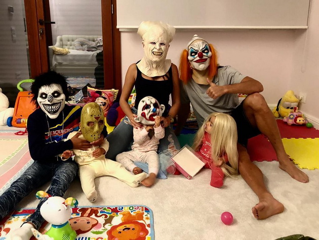 semejnata-fotka-za-halloween-na-ronaldo-i-georgina-so-cetirite-deca-2.jpg