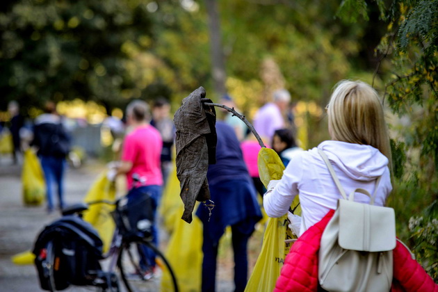 vrabotenite-vo-telekom-organiziraa-eko-akcija-za-chist-gradski-park-03.jpg