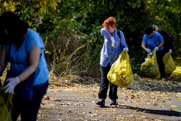 vrabotenite-vo-telekom-organiziraa-eko-akcija-za-chist-gradski-park-05.jpg