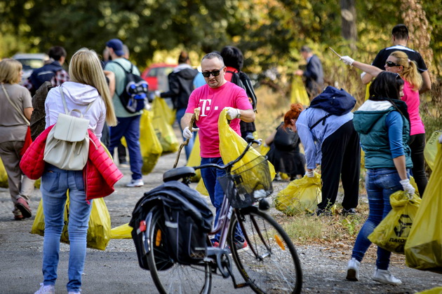 vrabotenite-vo-telekom-organiziraa-eko-akcija-za-chist-gradski-park-06.jpg