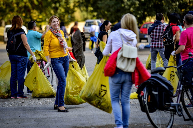 vrabotenite-vo-telekom-organiziraa-eko-akcija-za-chist-gradski-park-07.jpg