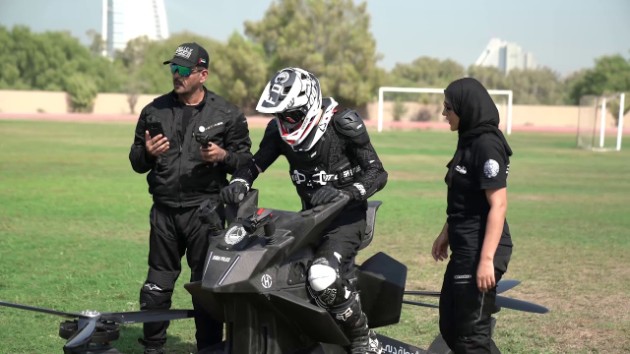 Policijata-vo-Dubai-zapocna-da-koristi-letecki-motori (6).jpg