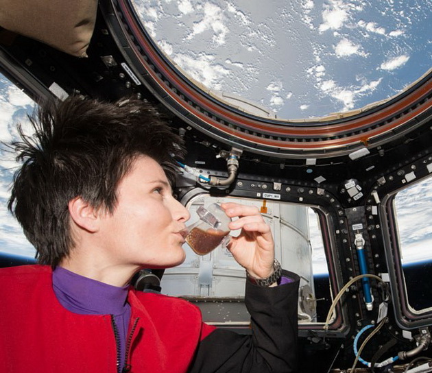 kafe-i-sport-vo-bestezhinska-sostojba-kako-se-zabavuvaat-astronautite-foto-video-02.jpg