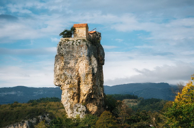 najmagichnite-manastiri-vo-svetot-srede-nedojdija-foto-03.jpg