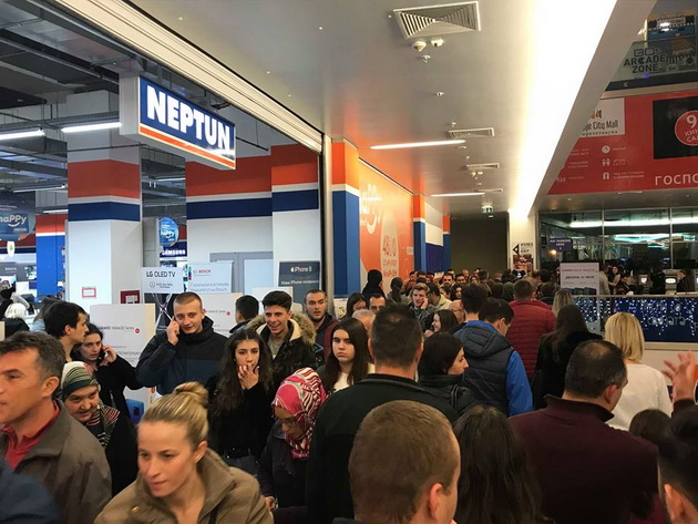 povekje-od-120000-lugje-za-vreme-na-black-friday-vo-skopje-city-mall-5.jpg