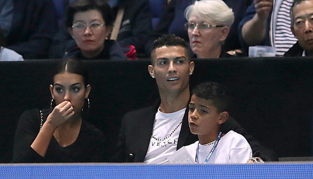 ronaldo-i-georgina-go-proslavija-prviot-rodenden-na-kjerkichkata-pa-navivaa-za-gjokovikj-so-najstariot-sin-foto-02.jpg