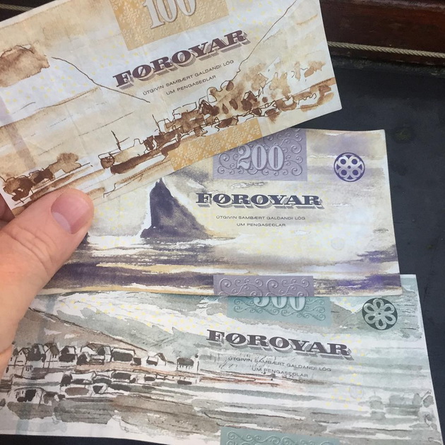 samo-3-semafori-kukji-so-trevnici-na-pokrivite-9-fakti-za-zivotot-na-farskite-ostrovi-05.jpg