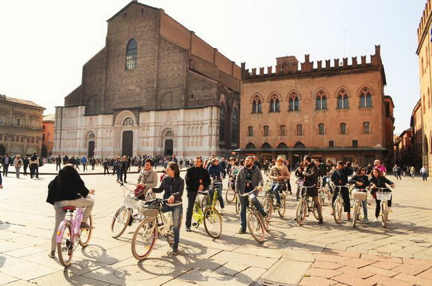 velosipedistite-dobivaat-gratis-pivo-sladoled-i-bileti-za-kino-vo-bolonja-italija-02.jpg