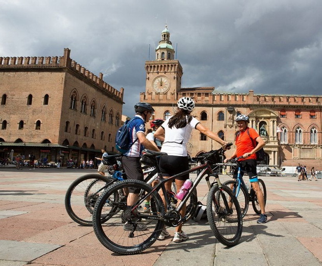 velosipedistite-dobivaat-gratis-pivo-sladoled-i-bileti-za-kino-vo-bolonja-italija-03.jpg