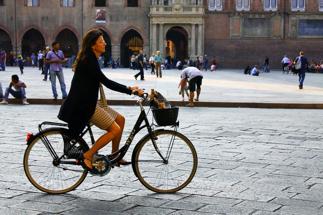 velosipedistite-dobivaat-gratis-pivo-sladoled-i-bileti-za-kino-vo-bolonja-italija-07.jpg
