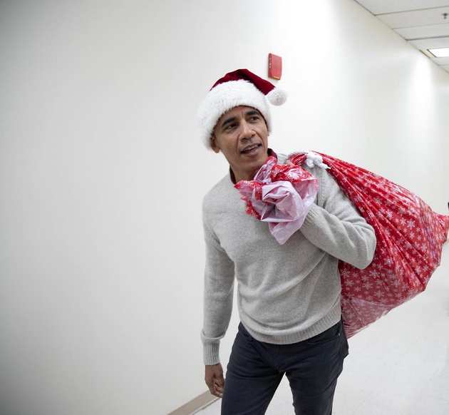 barak-obama-vo-novogodisna-misija-nosi-podaroci-za-bolni-decinja-video-1.jpg