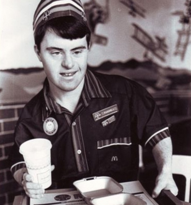 vraboten-vo-mcdonalds-so-daunov-sindrom-se-penzionira-po-32-godini-02.png