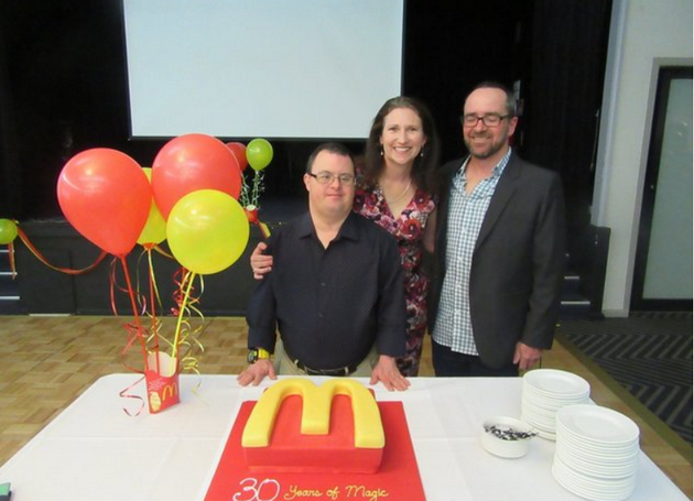vraboten-vo-mcdonalds-so-daunov-sindrom-se-penzionira-po-32-godini-03.png