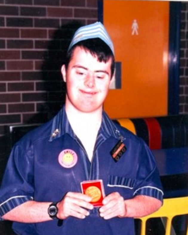 vraboten-vo-mcdonalds-so-daunov-sindrom-se-penzionira-po-32-godini-04.png