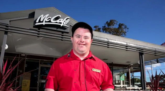 vraboten-vo-mcdonalds-so-daunov-sindrom-se-penzionira-po-32-godini-06.jpg