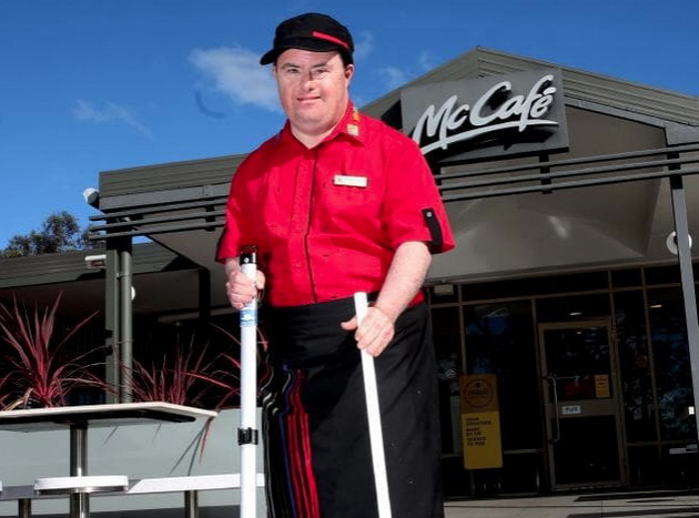 vraboten-vo-mcdonalds-so-daunov-sindrom-se-penzionira-po-32-godini-07.jpg