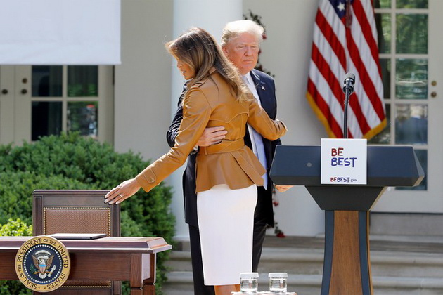 ignoriranje-na-godishninata-chador-ne-i-nudi-nezaboravni-momenti-od-donald-i-melanija-tramp-06.jpg