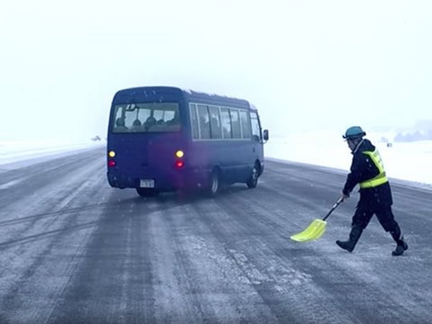 snezhni-dzidovi-od-8-metri-ostaveni-avtomobili-zhivotot-vo-najsnezhniot-grad-vo-svetot-foto-27.jpg