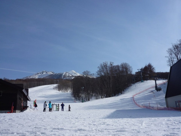 snezhni-dzidovi-od-8-metri-ostaveni-avtomobili-zhivotot-vo-najsnezhniot-grad-vo-svetot-foto-29.jpg