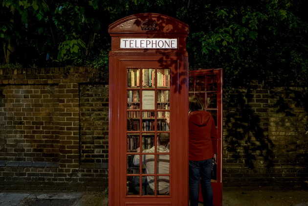 zoshto-nashite-stari-trafiki-ne-gi-pretvorime-vo-biblioteki-kako-ovaa-telefonska-govornica-07.jpg