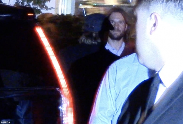 9615872 6687485 Still friends Brad Pitt in flat cap center snuck into the star s a 33 1549793548638