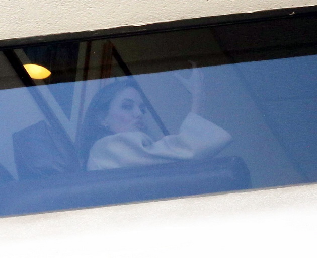 angelina-jolie-i-bradd-pitt-vidno-nervozni-i-luti-na-prvite-zaednicki-fotki-po-razvodot-02.jpg