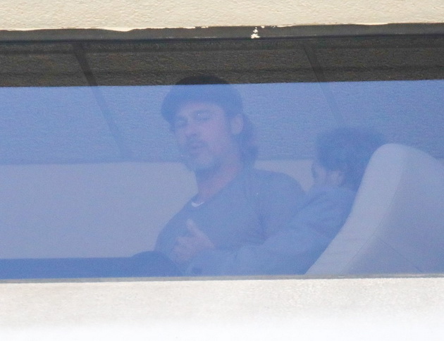 angelina-jolie-i-bradd-pitt-vidno-nervozni-i-luti-na-prvite-zaednicki-fotki-po-razvodot-03.jpg