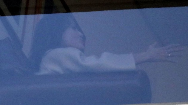 angelina-jolie-i-bradd-pitt-vidno-nervozni-i-luti-na-prvite-zaednicki-fotki-po-razvodot-06.jpg