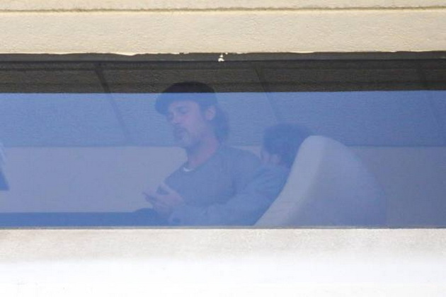 angelina-jolie-i-bradd-pitt-vidno-nervozni-i-luti-na-prvite-zaednicki-fotki-po-razvodot-07.jpg