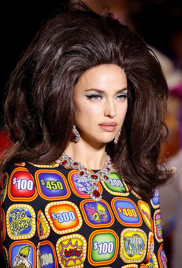 irina-shajk-bela-hadid-i-kaja-gerber-so-kazino-inspiriran-izgled-ja-prezentiraa-novata-moschino-kolekcija-04.jpg