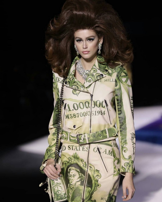 irina-shajk-bela-hadid-i-kaja-gerber-so-kazino-inspiriran-izgled-ja-prezentiraa-novata-moschino-kolekcija-06.jpg