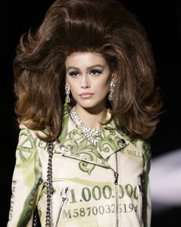 irina-shajk-bela-hadid-i-kaja-gerber-so-kazino-inspiriran-izgled-ja-prezentiraa-novata-moschino-kolekcija-08.jpg