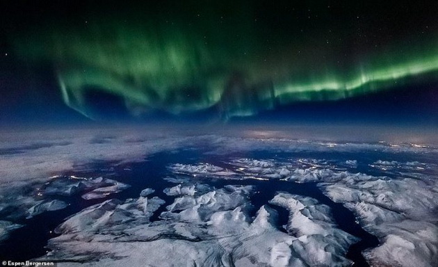 polarnata-svetlina-ulovena-od-avion-najubavite-fotki-od-aurora-borealis-na-norveshki-fotograf-02.jpg